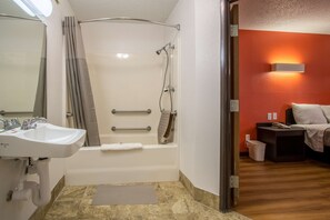Tina con regadera, amenidades de baño ecológicas, secadora de cabello 
