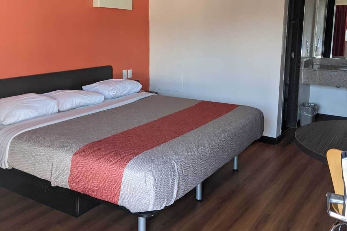 Una scrivania, tende oscuranti, ferro/asse da stiro, lenzuola