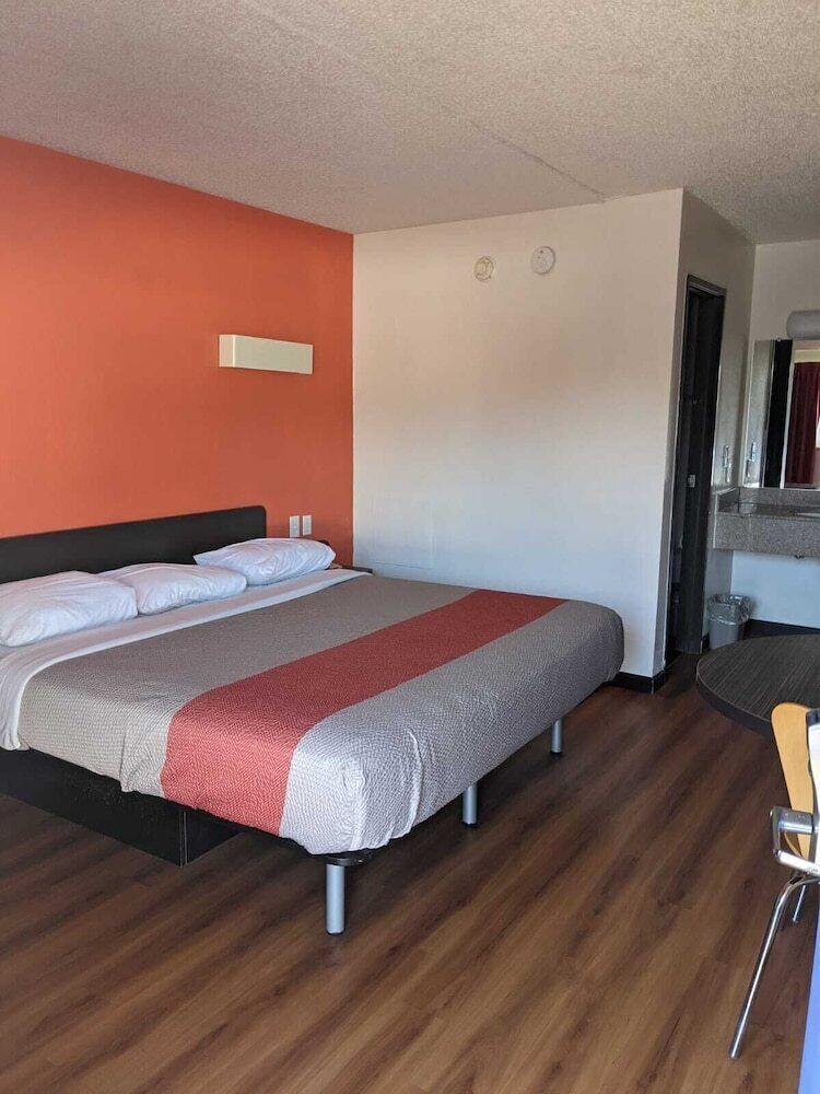 Bureau, rideaux occultants, fer et planche à repasser, draps fournis