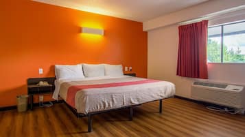 办公桌、遮光窗帘、熨斗/熨板、床单