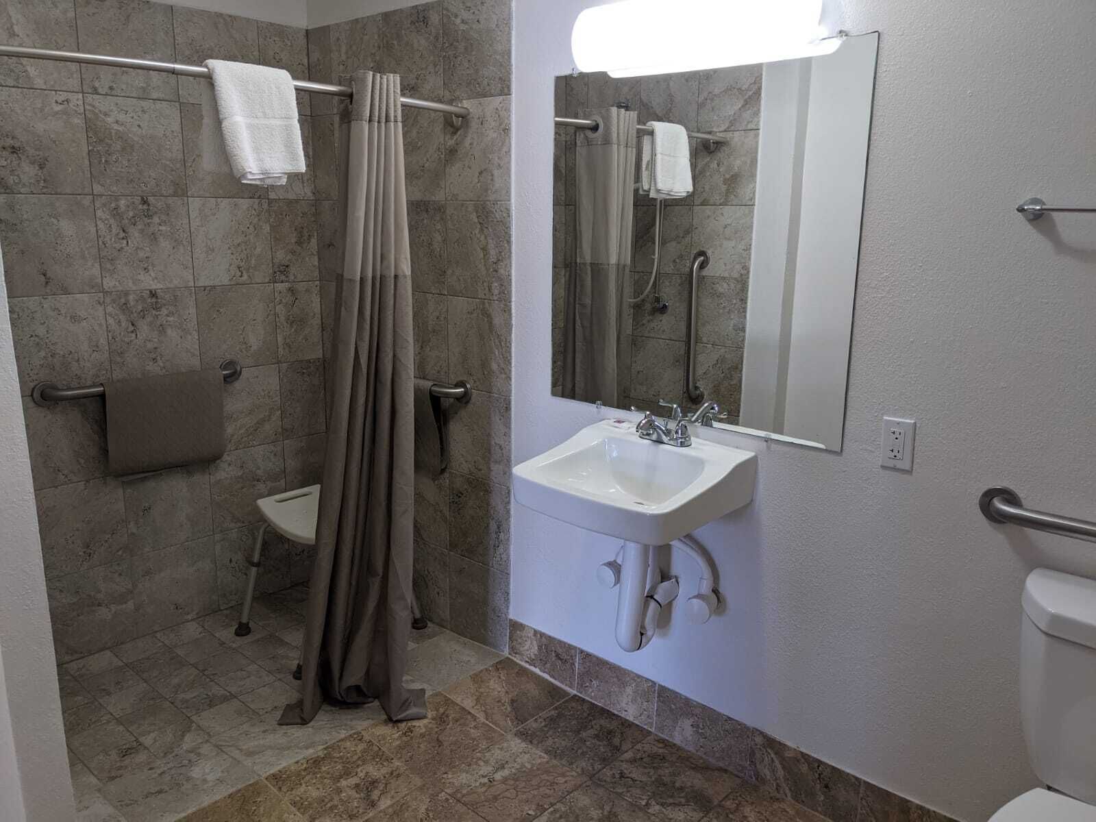 Badkar/dusch, miljövänliga toalettartiklar, hårtork och handdukar