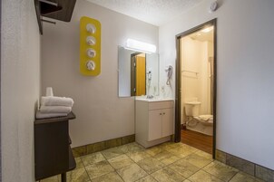 Bañera con ducha, artículos de tocador ecológicos, secador de pelo