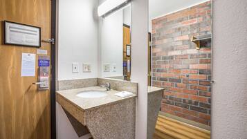 Een bad/douchecombinatie, handdoeken