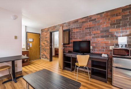 Escritorio, cortinas opacas, wifi gratis y ropa de cama. Motel 6 Madison, WI - East