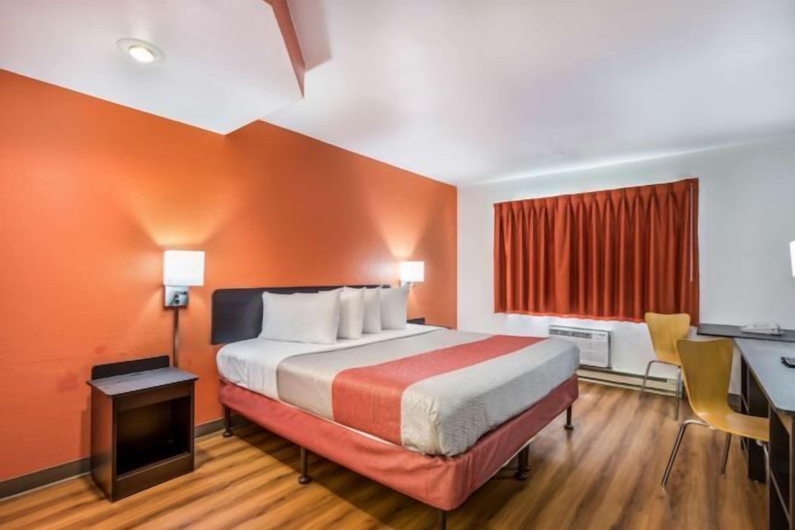 办公桌、遮光窗帘、免费 WiFi、床单