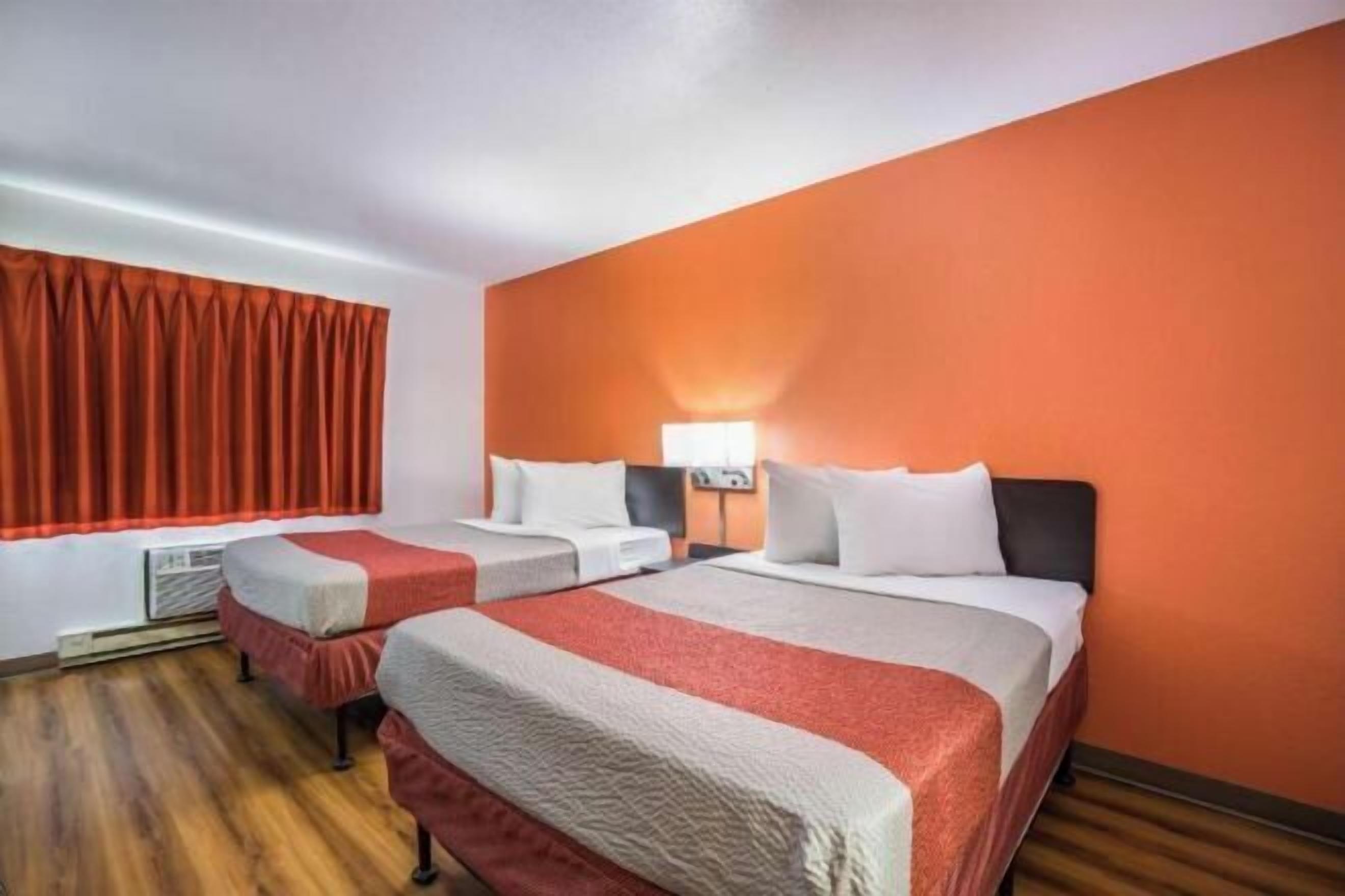 Escritorio, cortinas blackout, wifi gratis y ropa de cama 