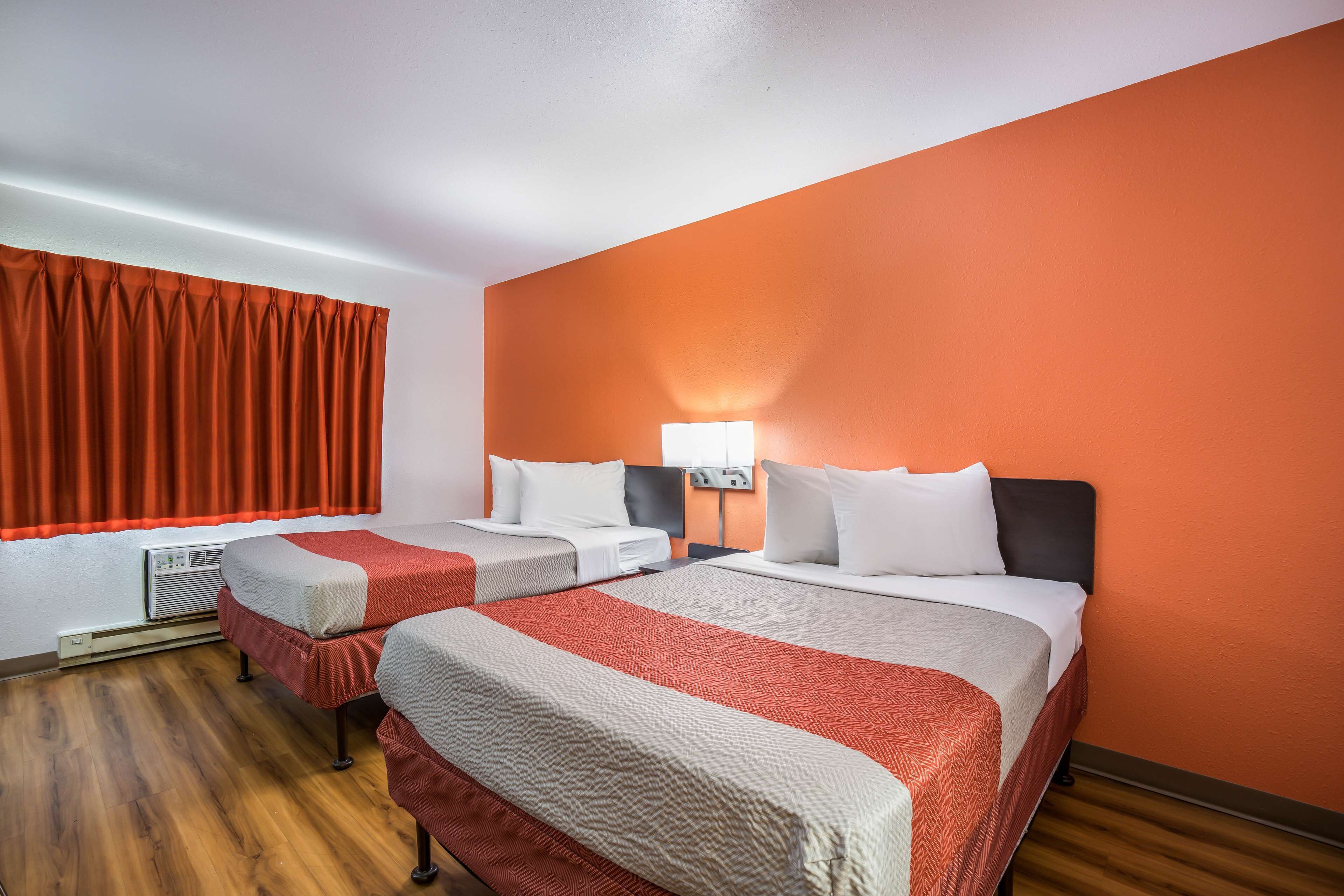 Escritorio, cortinas blackout, wifi gratis y ropa de cama 