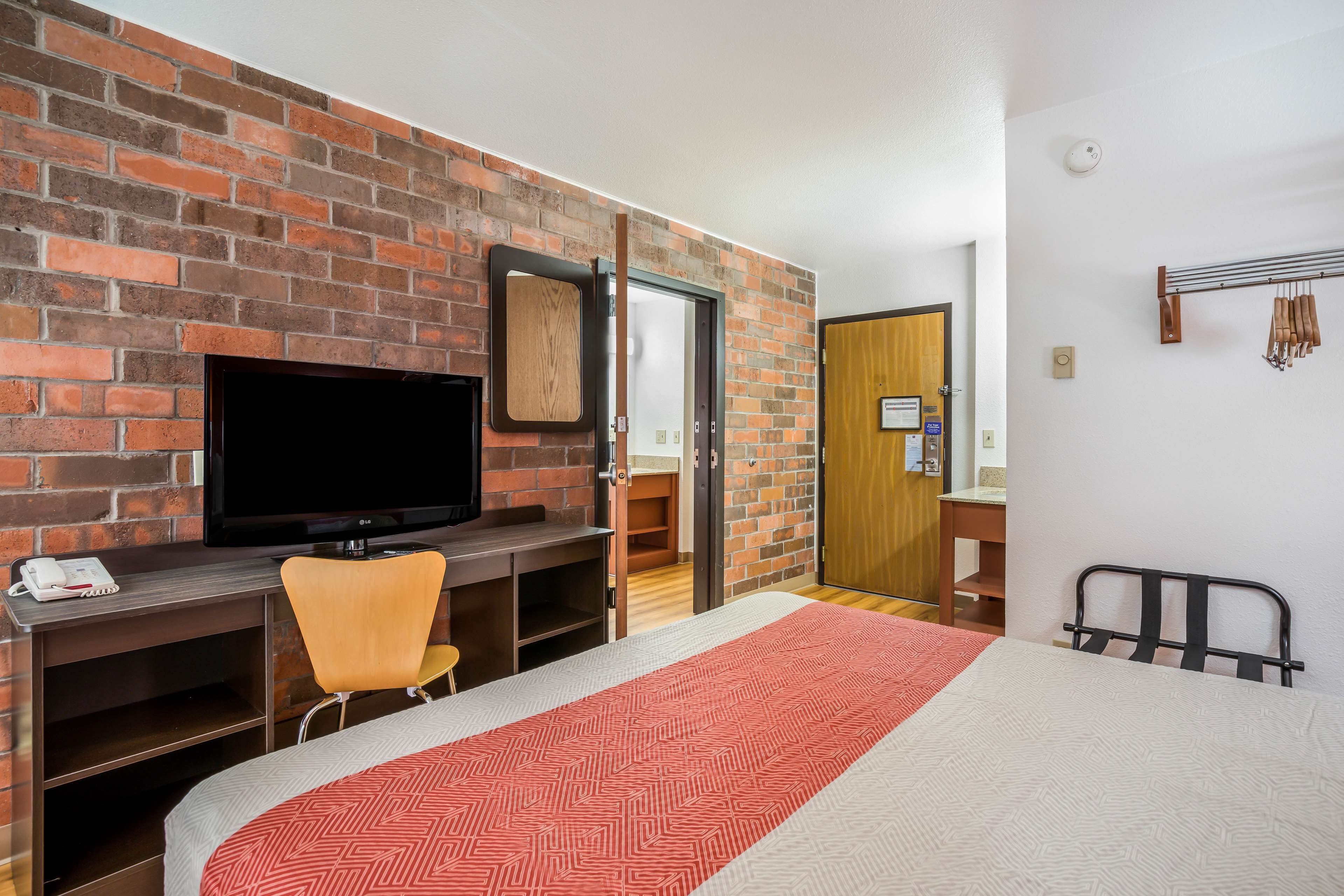 Bureau, rideaux occultants, Wi-Fi gratuit, draps fournis