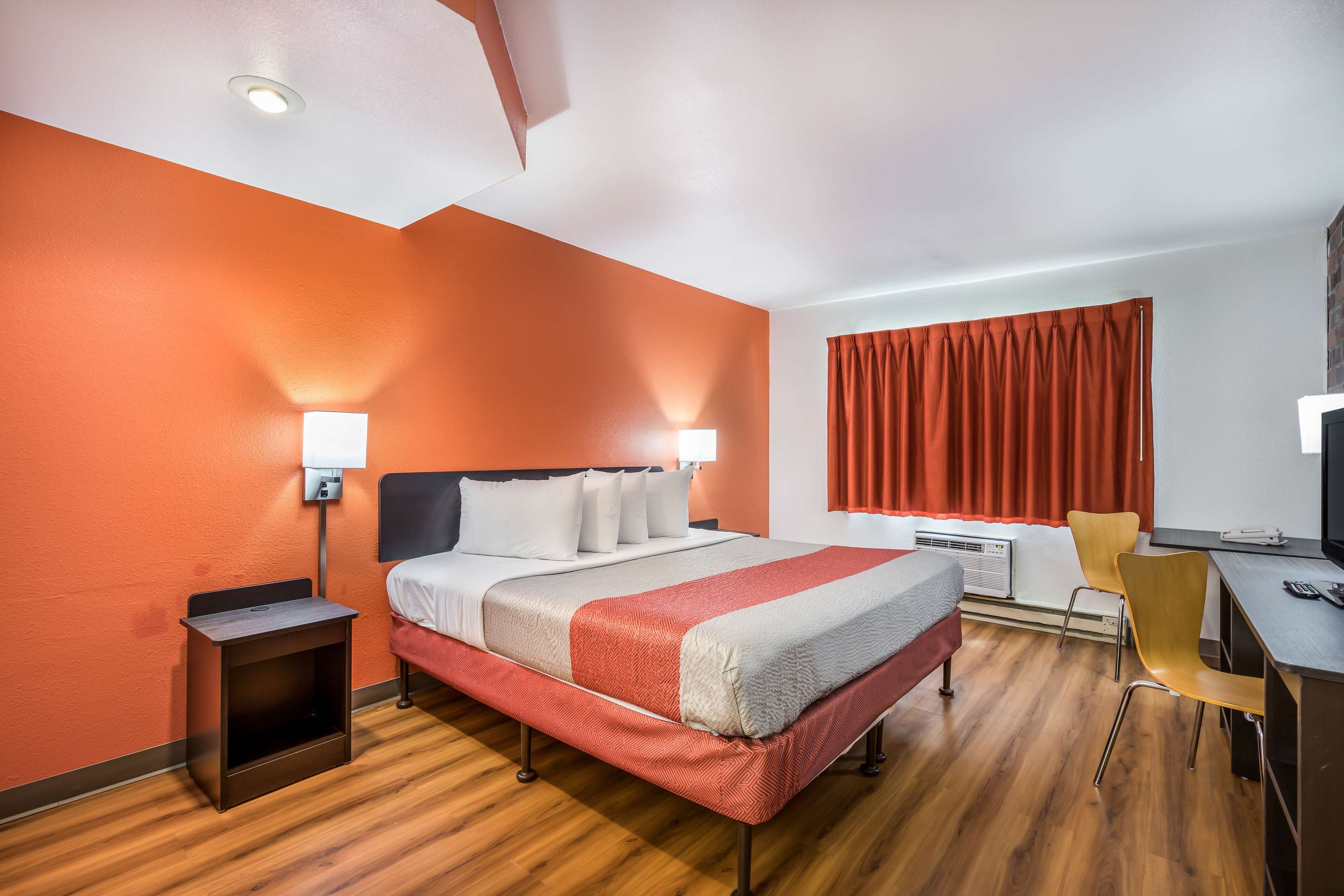 Escritorio, cortinas blackout, wifi gratis y ropa de cama 