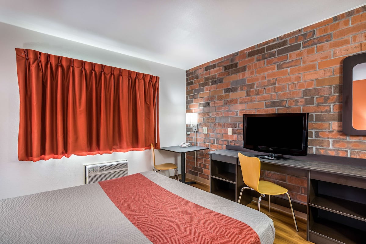 Desk, blackout curtains, free WiFi, bed sheets