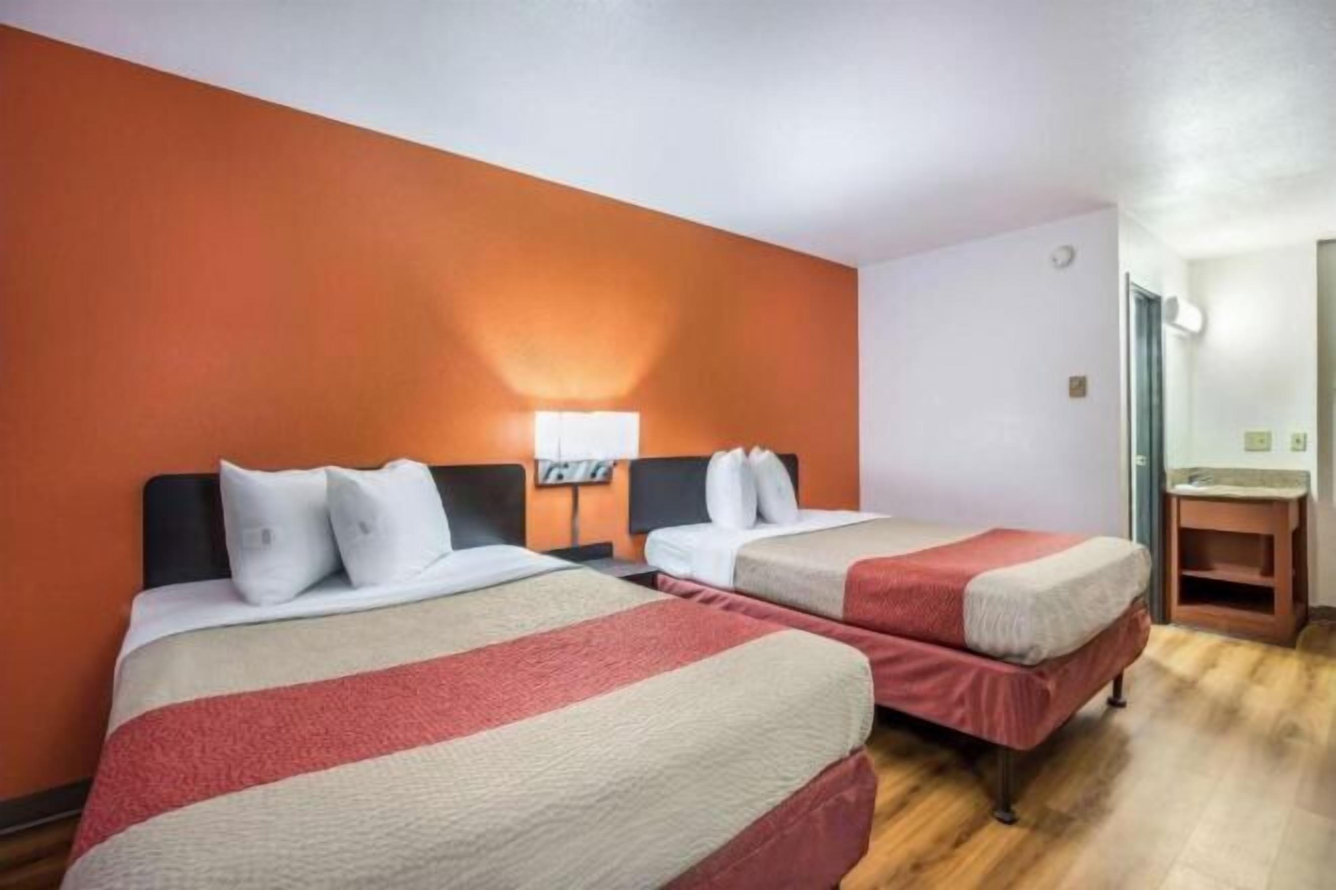 Escritorio, cortinas blackout, wifi gratis y ropa de cama 