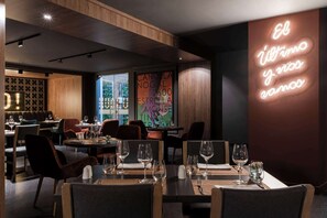 S'hi serveixen dinars, sopars i plats de cuina local 