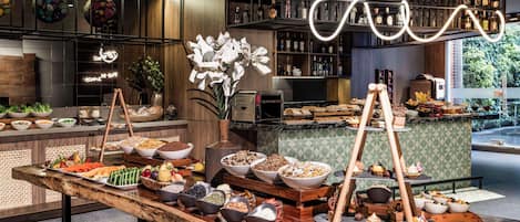 Se ofrece un desayuno bufé todos los días (84000 COP por persona)