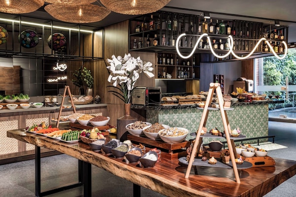 Desayuno buffet diario (COP 84000 por persona)