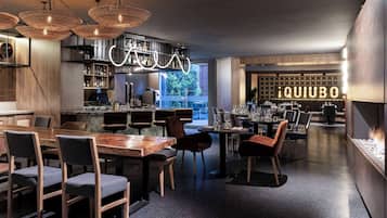 Se sirven almuerzos y cenas, cocina local