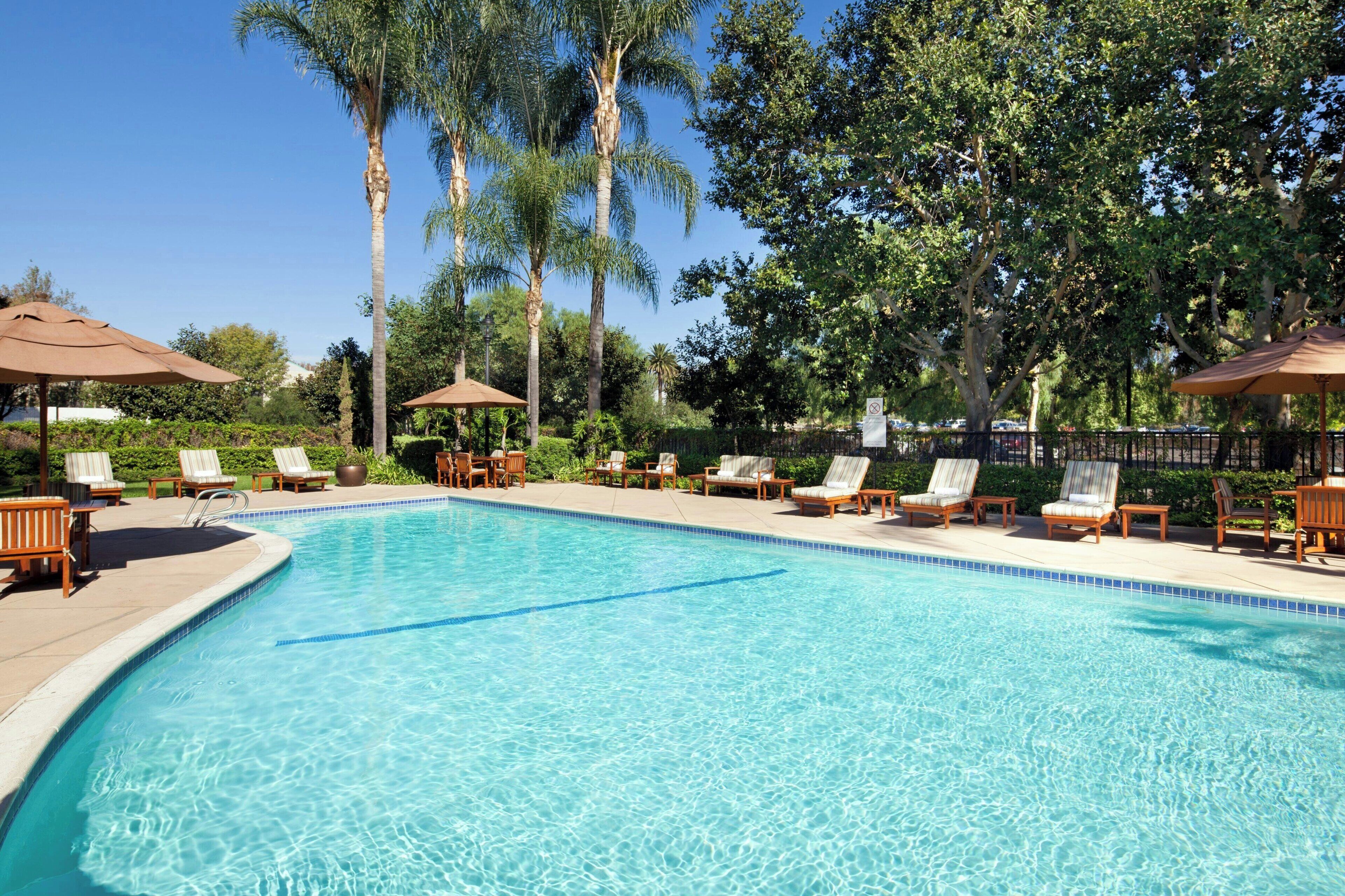 สระว่ายน้ำกลางแจ้ง