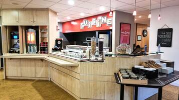 Petit déjeuner buffet servi tous les jours en supplément