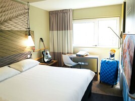 Quarto, 1 cama de casal (Renovated) | Roupas de cama premium, escrivaninha, espaço de trabalho para notebook