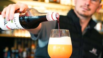 En person som häller upp en drink i ett glas.