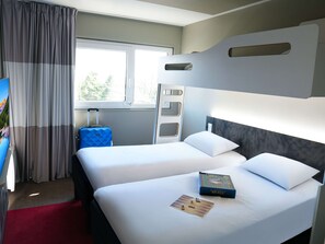 Kamer, 2 eenpersoonsbedden | Luxe beddengoed, een bureau, een laptopwerkplek