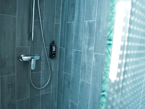 Habitación, 1 cama matrimonial (Renovated) | Baño | Amenidades de baño ecológicas, secadora de cabello, toallas 
