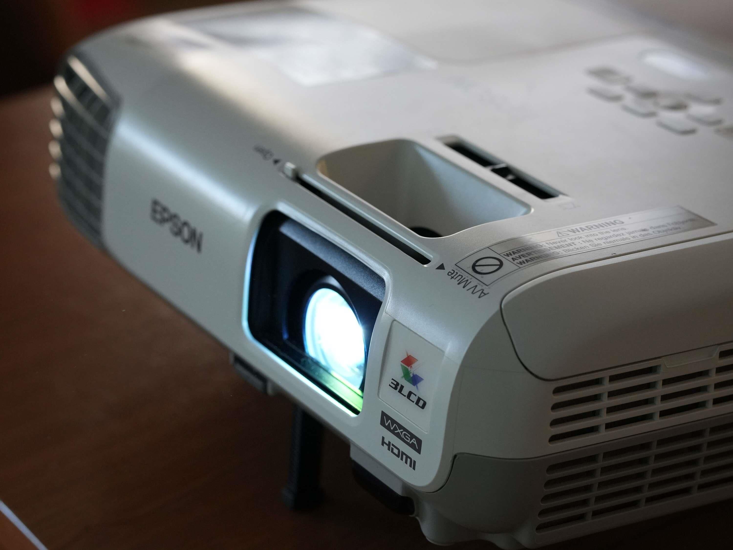A projector with a lens, 3LCD, WXGA, and HDMI capabilities.