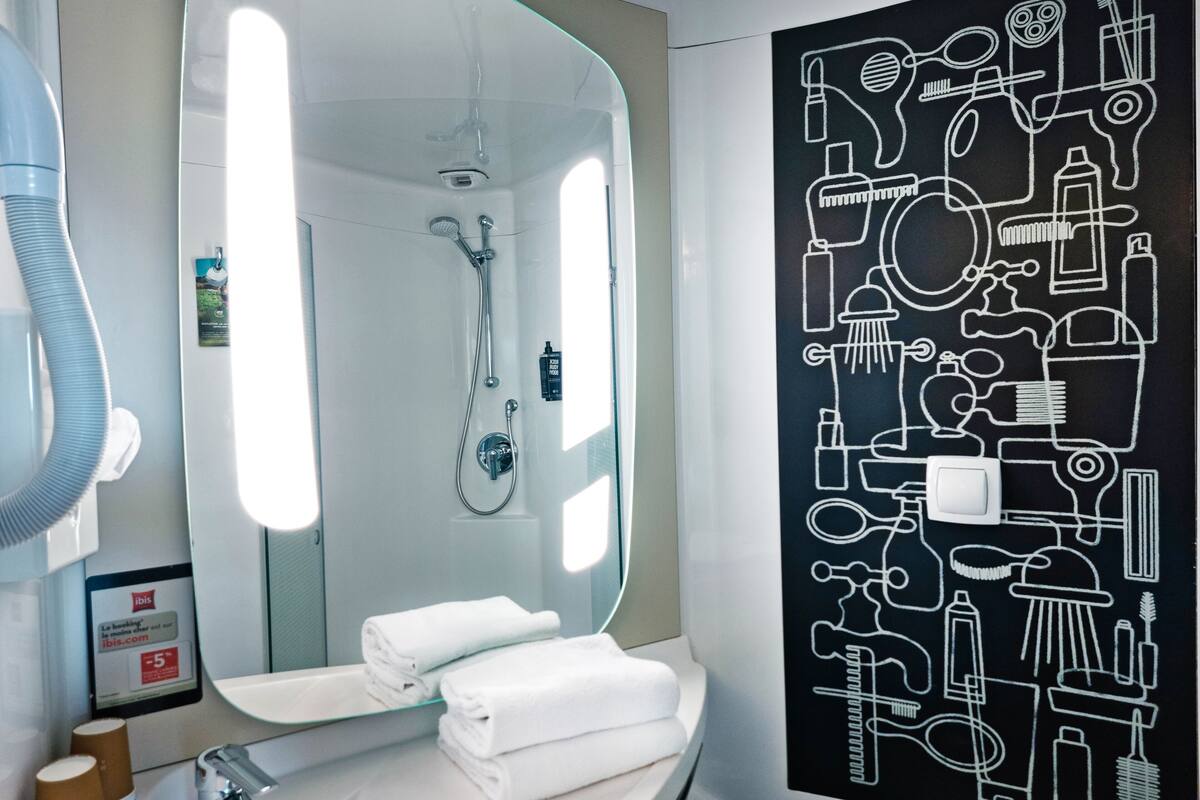 room, 1 double bed (renovated) | bathroom | eco-friendly toiletries, hair dryer, towels