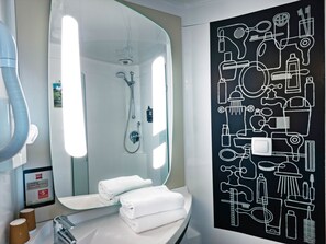 Kamer, 1 tweepersoonsbed (Renovated) | Badkamer | Milieuvriendelijke toiletartikelen, een haardroger, handdoeken
