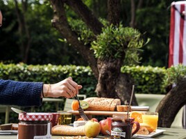 Desayuno buffet diario (EUR 15 por persona)