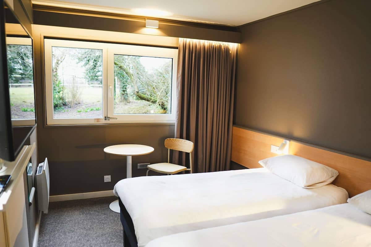 Zimmer, 2 Einzelbetten | Hochwertige Bettwaren, Schreibtisch, laptopgeeigneter Arbeitsplatz