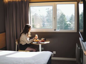 Premium bedding, desk, laptop workspace, blackout curtains - ibis Caen Porte d'Angleterre (Herouville-Saint-Clair)