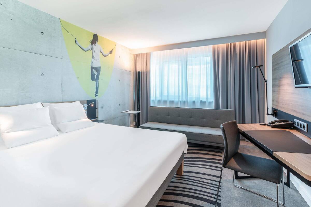 Caja de seguridad en la habitación, escritorio y cortinas blackout