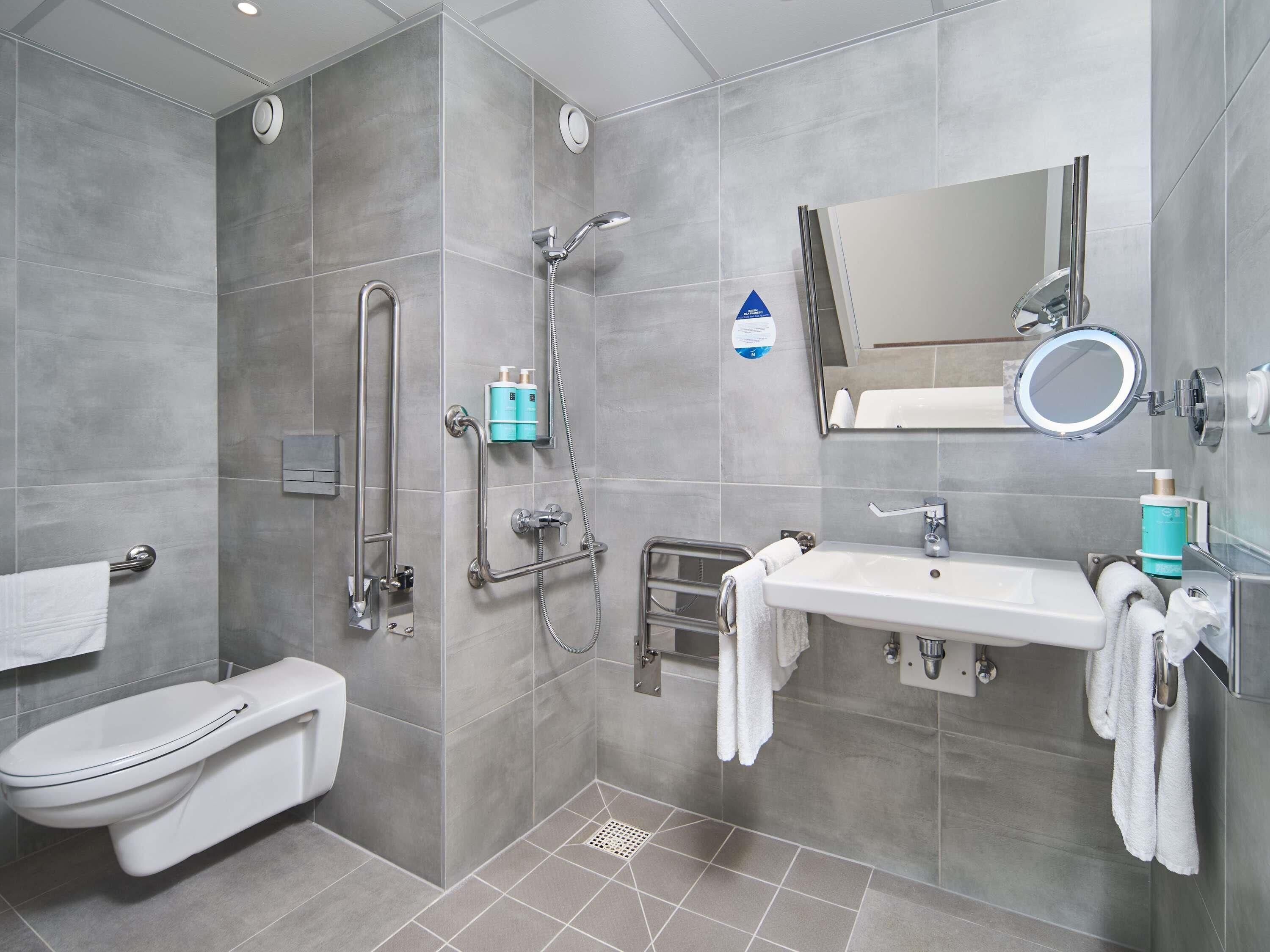 Habitación superior, 1 cama matrimonial, con acceso para personas discapacitadas | Caja de seguridad en la habitación, escritorio y cortinas blackout 