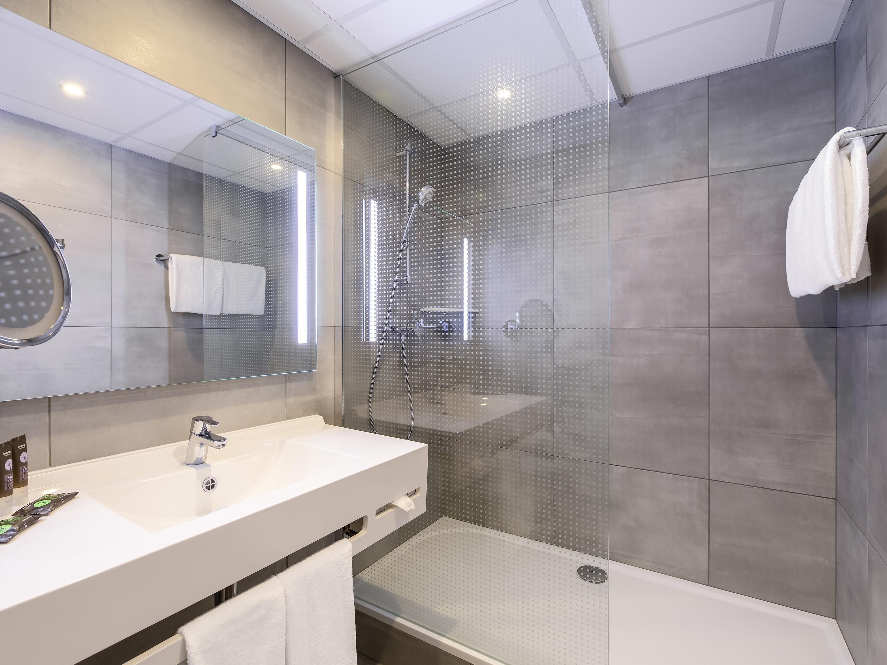 Amenidades de baño ecológicas, secadora de cabello, toallas, jabón 