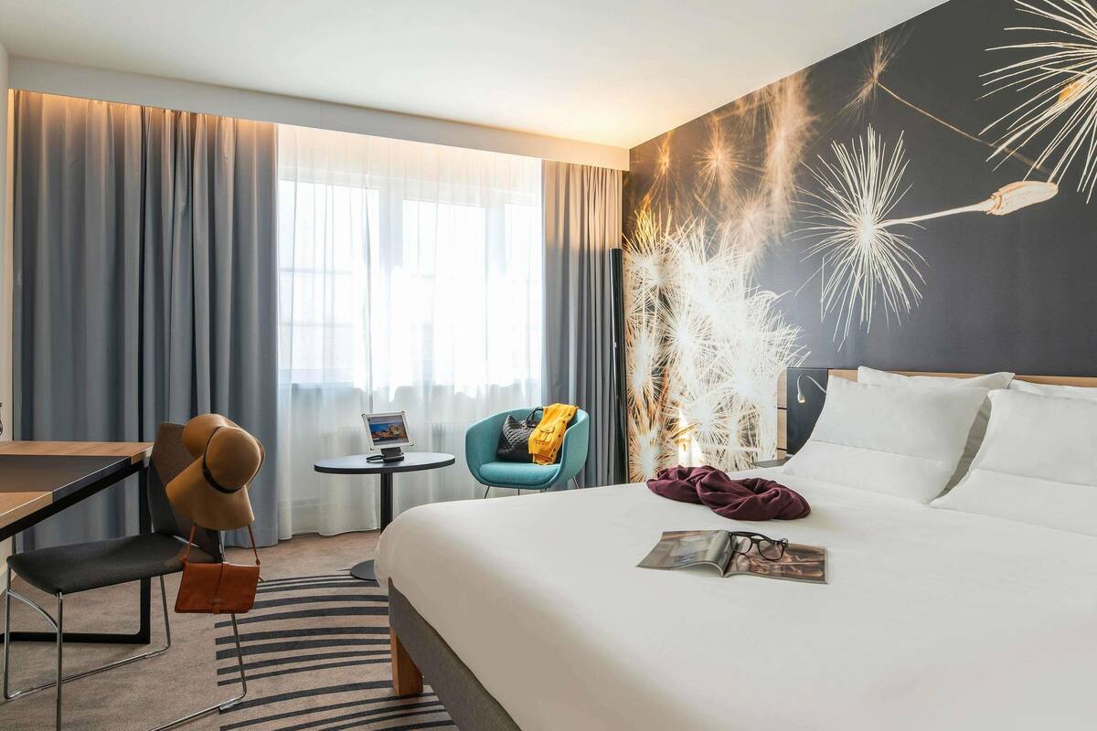 Caja de seguridad en la habitación, escritorio y cortinas blackout