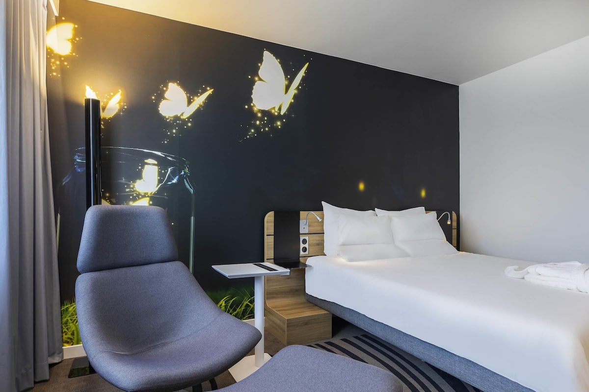 Comfort Room, 1 Double Bed (Comfortable) | In-room safe, desk, blackout drapes, free cribs/infant beds