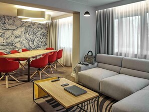 Caja de seguridad en la habitación, escritorio y cortinas blackout 