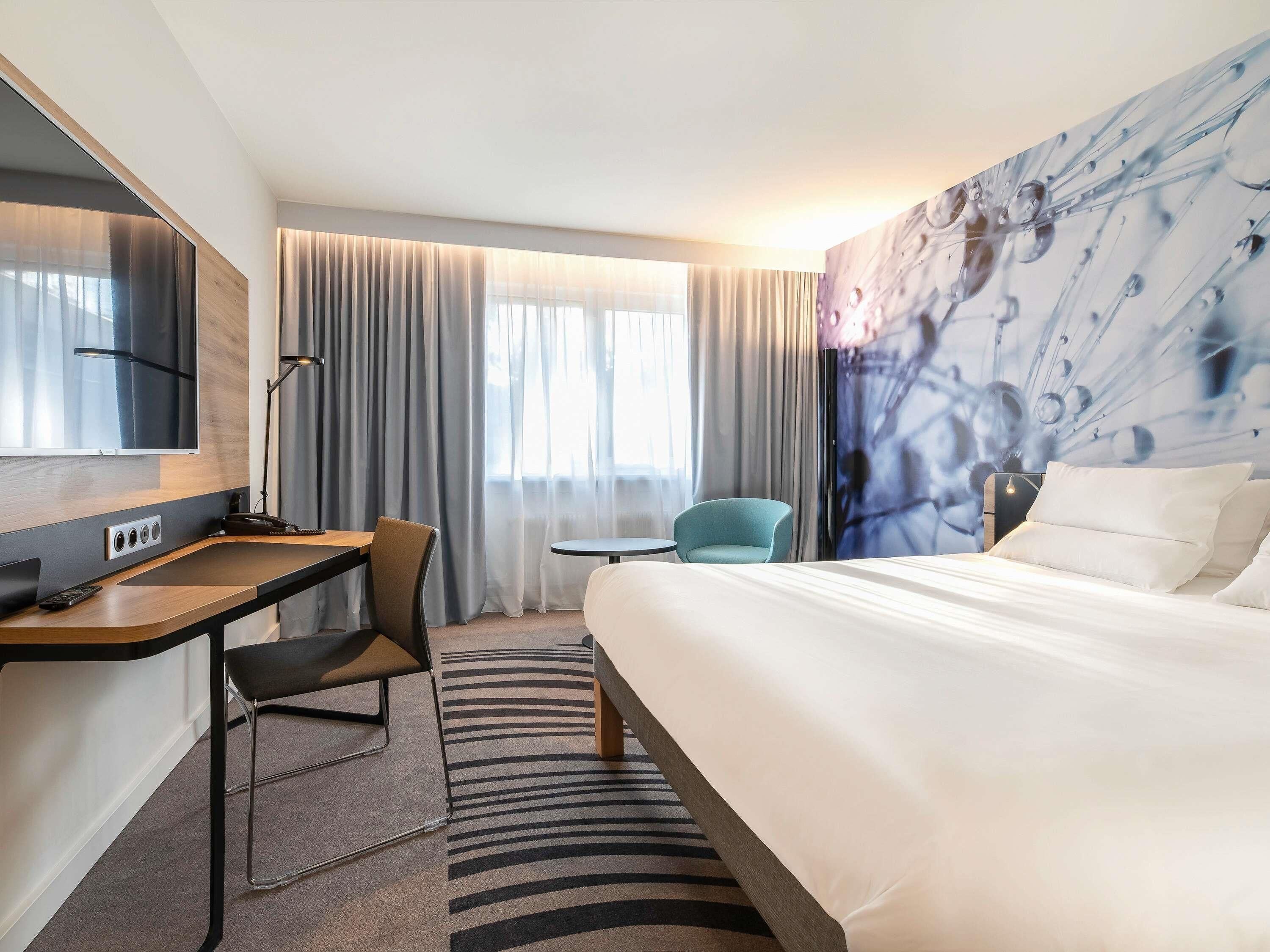 Habitación superior, 1 cama matrimonial (Comfortable) | Caja de seguridad en la habitación, escritorio y cortinas blackout 