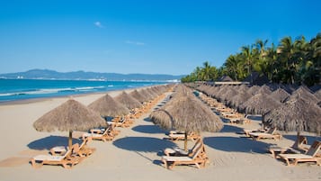 Am Strand, LiegestĂŒhle, Sonnenschirme, StrandtĂŒcher