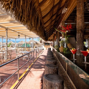 2 Bars/Lounges, 2 Strandbars