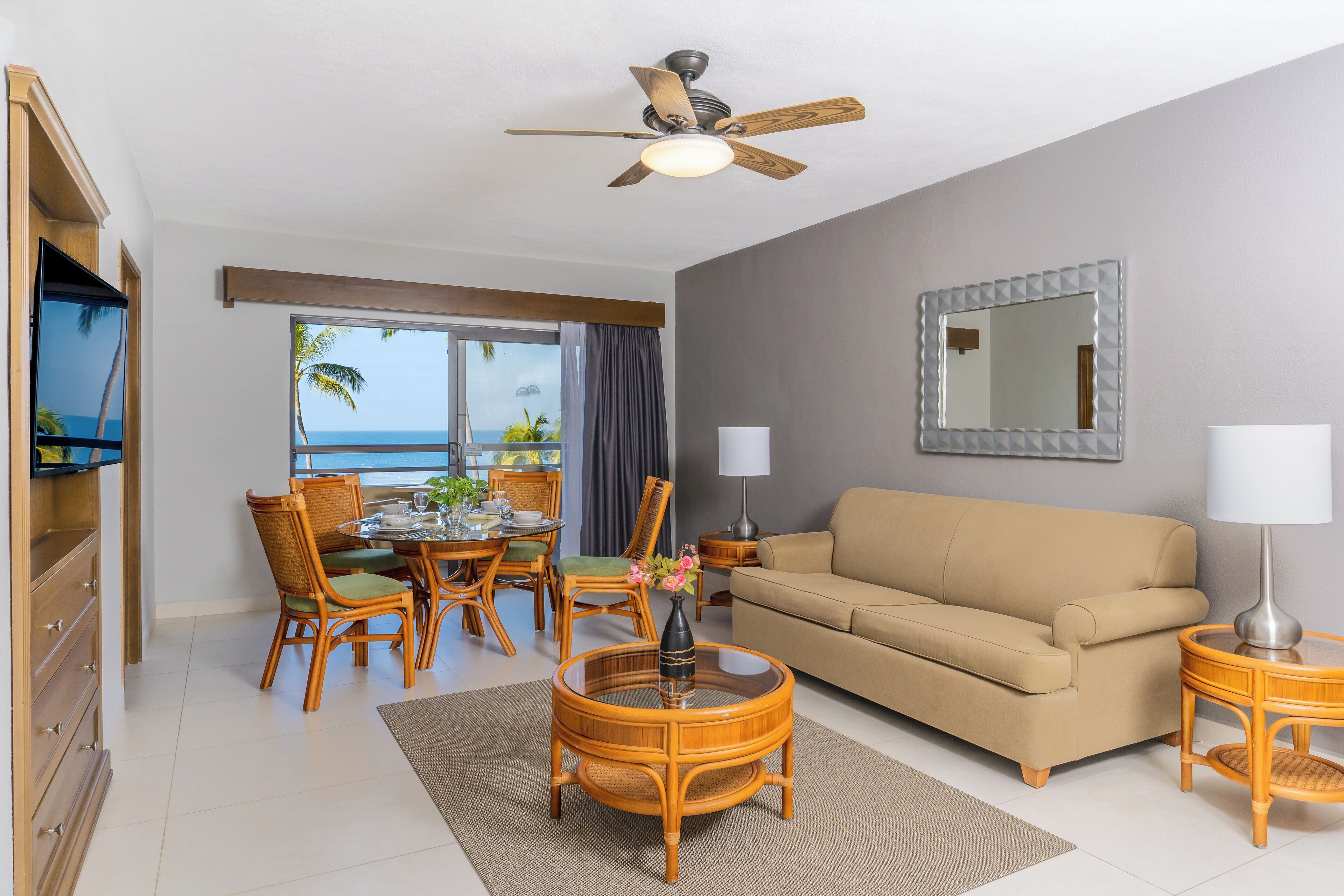 Superior suite, 1 slaapkamer | Woonruimte | Een 32-inch lcd-televisie met digitale zenders en televisie