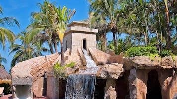 4 outdoor pools, sun loungers