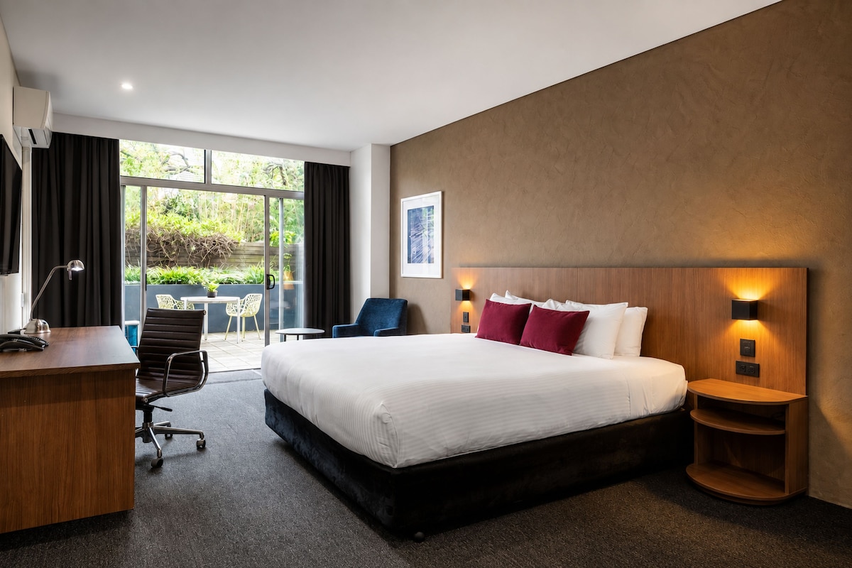 Premium bedding, in-room safe, desk, laptop workspace