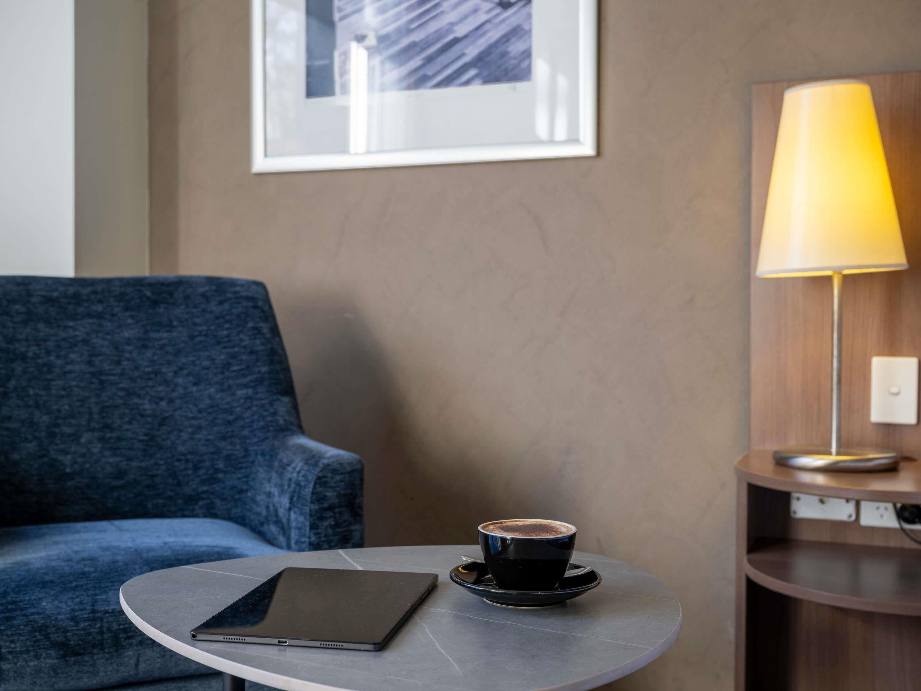 Habitación superior, 1 cama King size, patio | Ropa de cama de alta calidad y caja de seguridad en la habitación 