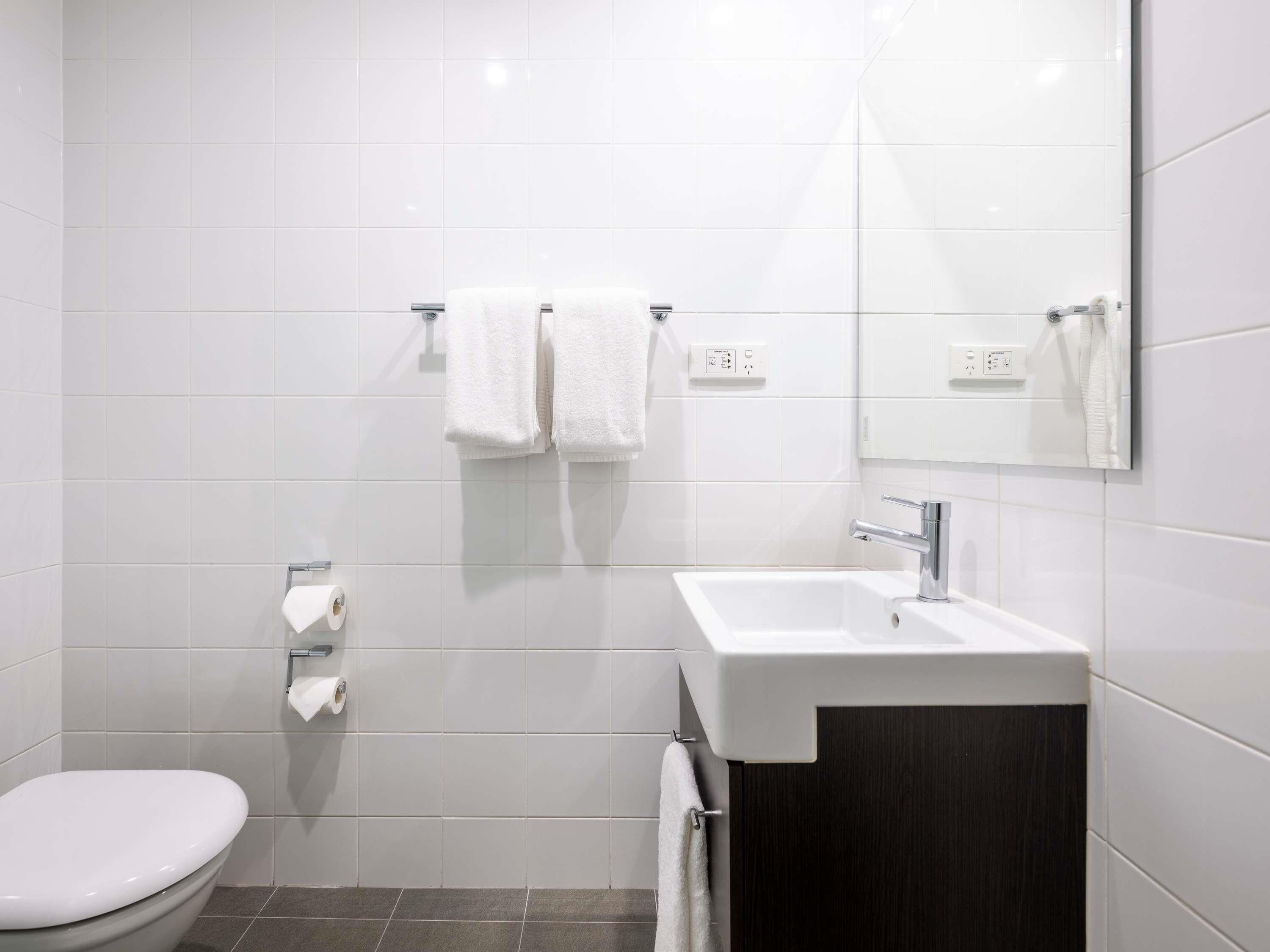 Habitación clásica, 2 camas individuales | Ropa de cama de alta calidad, caja fuerte, escritorio