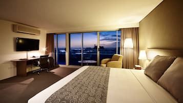 Urban Sweet Room | Premium bedding, in-room safe, desk, laptop workspace
