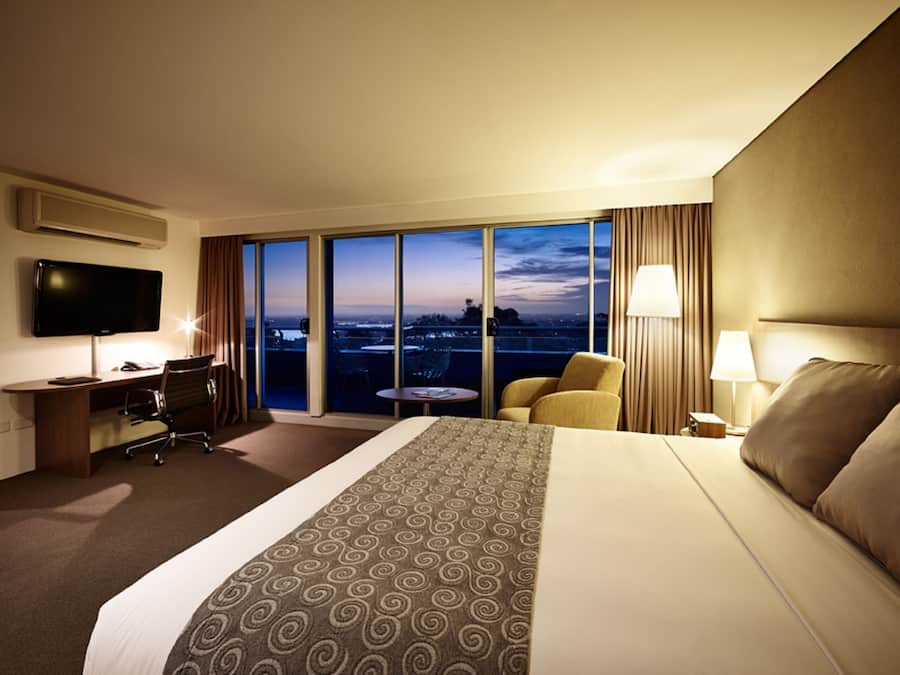 Kamer (Urban Sweet) | Luxe beddengoed, een kluis op de kamer, een bureau, een laptopwerkplek