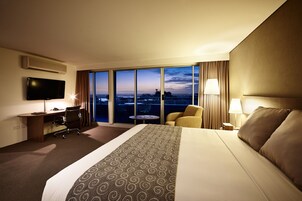 Urban Sweet Room | Premium bedding, in-room safe, desk, laptop workspace