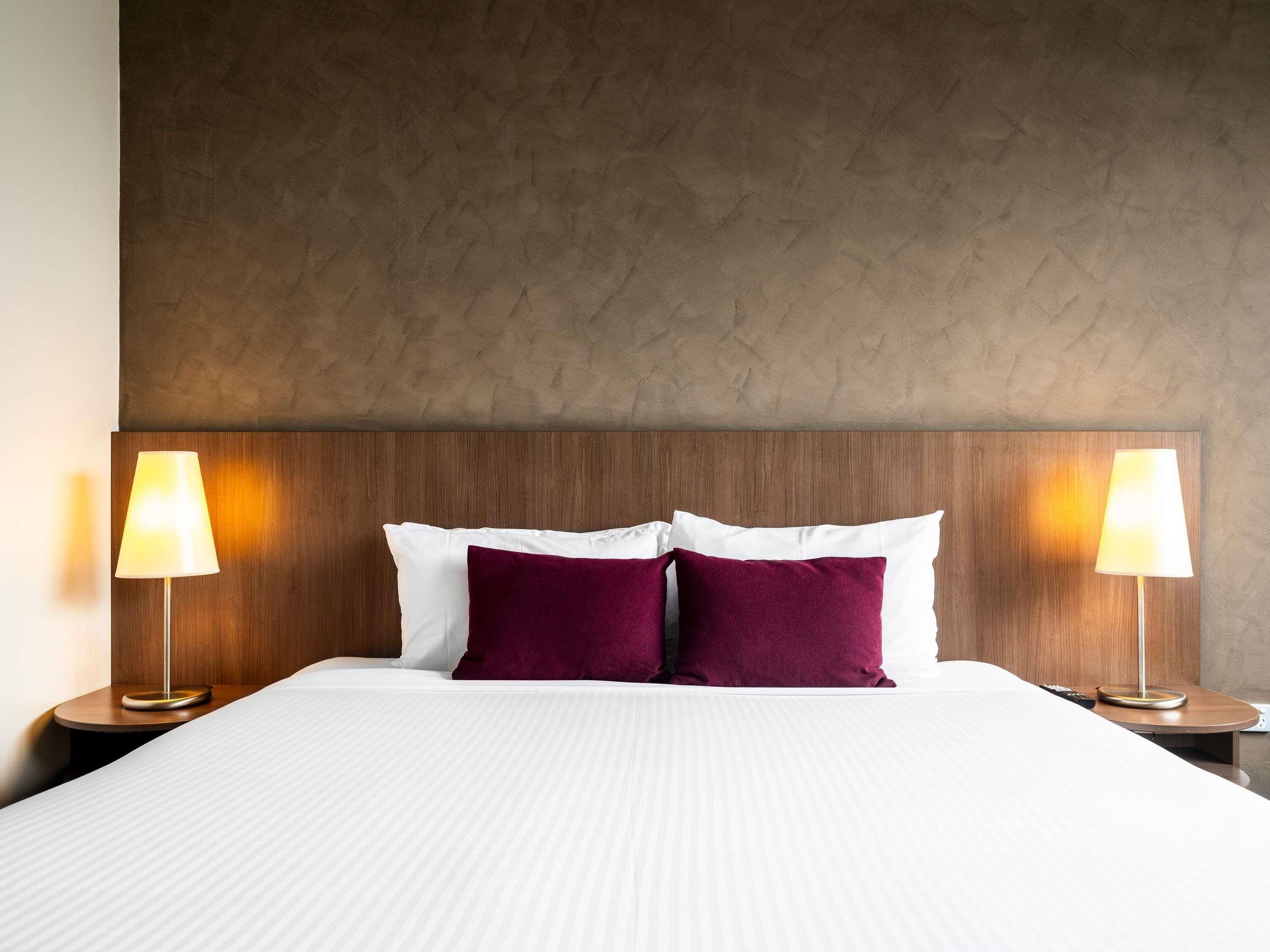 Classic Room, 1 King Bed | Premium bedding, in-room safe, desk, laptop workspace