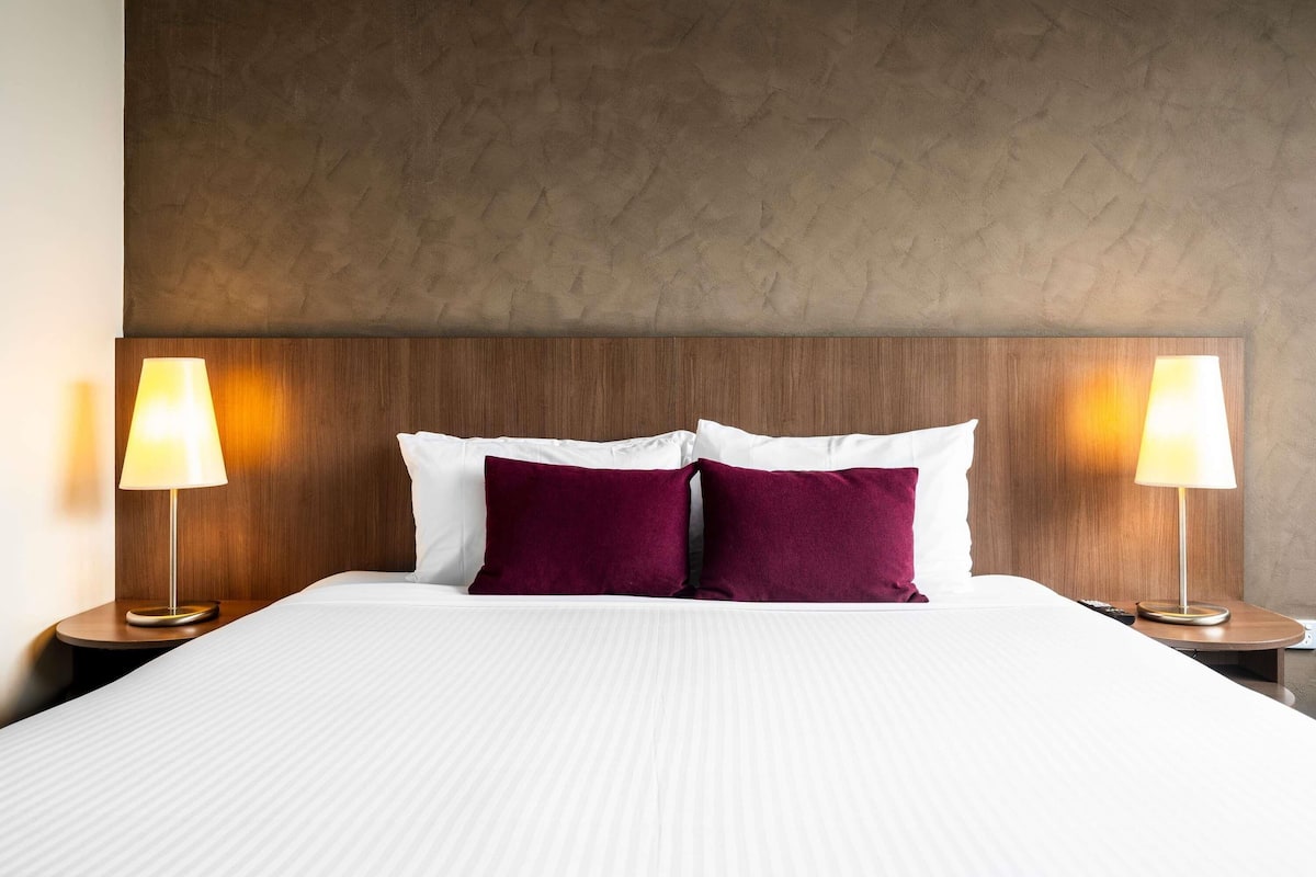 Classic Room, 1 King Bed | Premium bedding, in-room safe, desk, laptop workspace